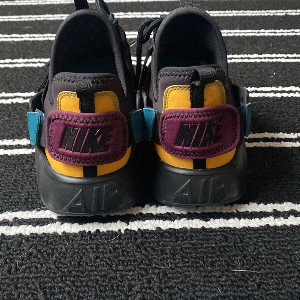 Nikes - Picture 2 of 4